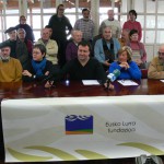 Presentación en el edificio de la antigua Bolsa de Bilbao. Ezkerretik eskuinera: Alberto Muñoz Zufia, ohorezko lehendakaria; Piedi Agustin Gonzalo, patronatuko kidea; Antxon Gomez Lorente. proiektu zuzendaria; Marisol Elustondo García. lehendakari ordea eta Txarli Gonzalez Llorente, lehendakaria.